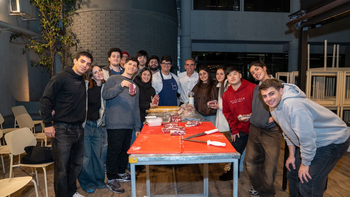 Grupo de alumnos de UADE con los cortes