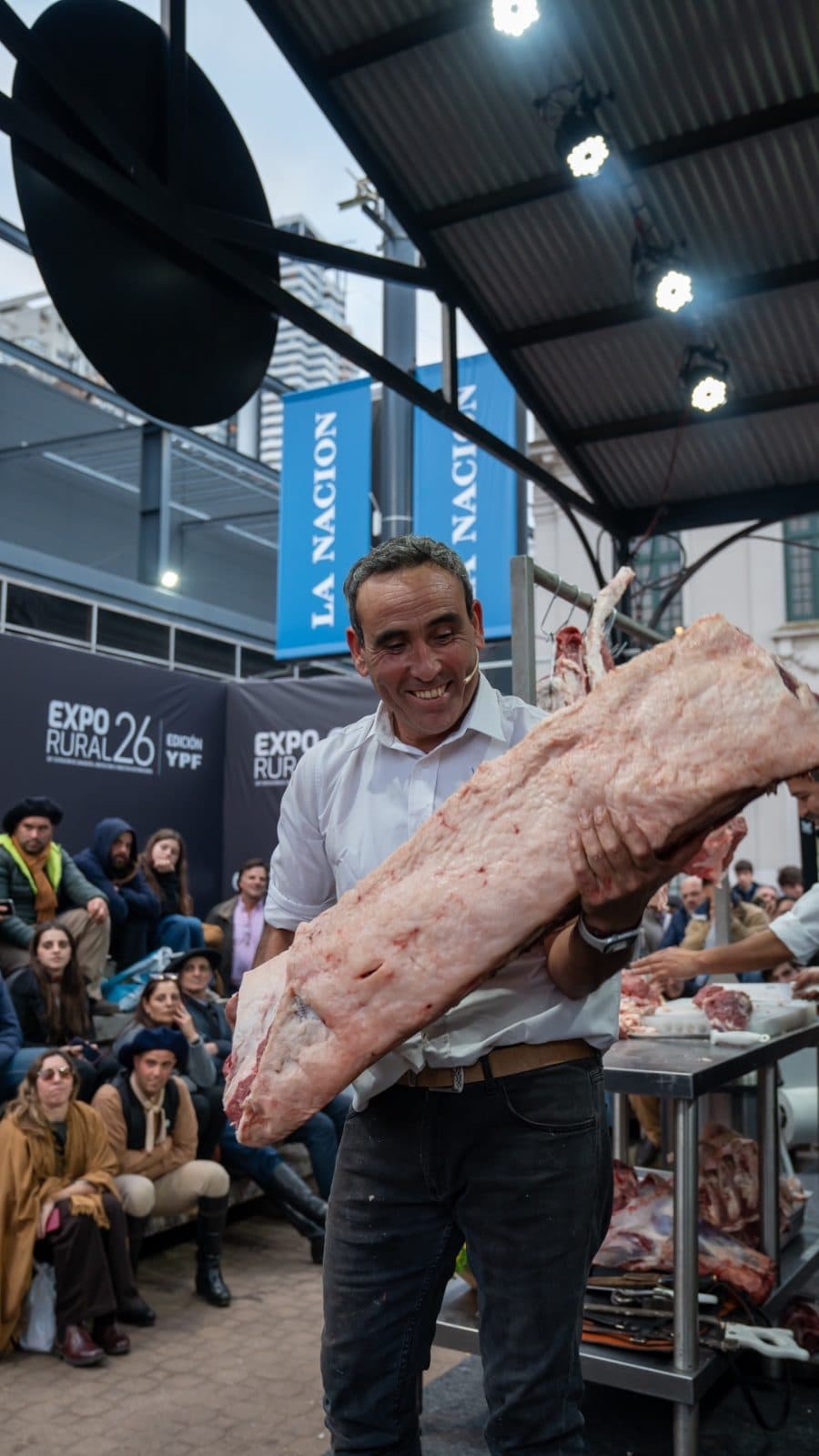 Miguel Errandonea despostando en Expo Rural
