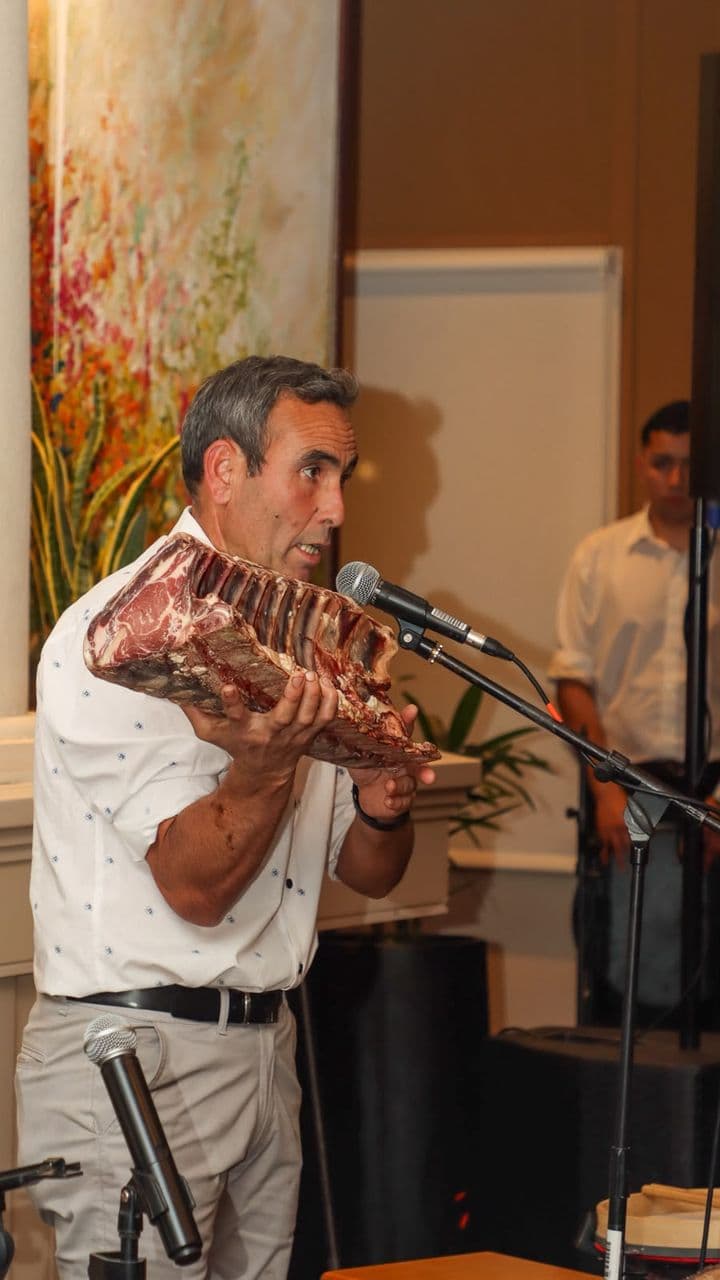 Presentando un corte con micrófono en el Patio Brangus